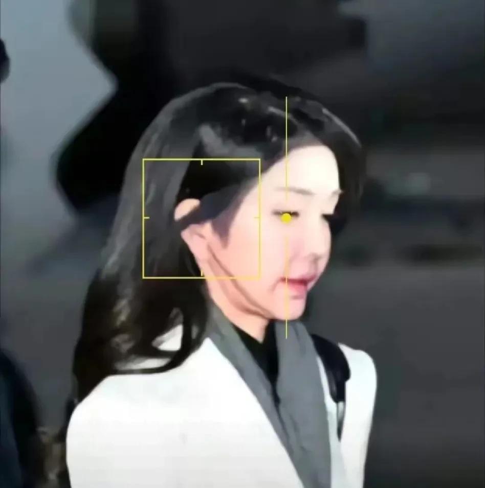 金建希52岁了，这把年纪要是正常的女人都会很注意自己的保养，尤其是脸部，以防自己