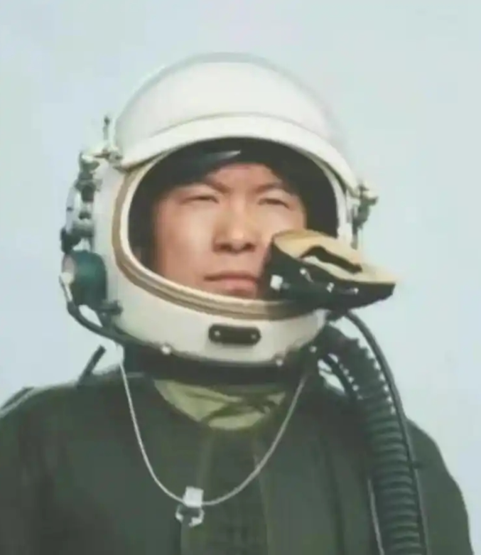 1987年，试飞员徐勇凌的歼6战机失控，惊险跳伞后，他跌入了荒无人烟的大山深处，