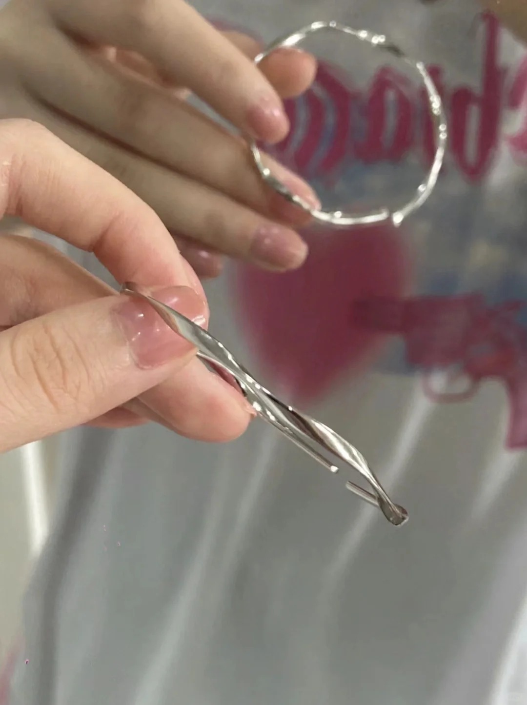 妈妈你没给我买的银手镯 穷小子给我买了
小时候看别人有镯子真的很羡慕，她们说每个