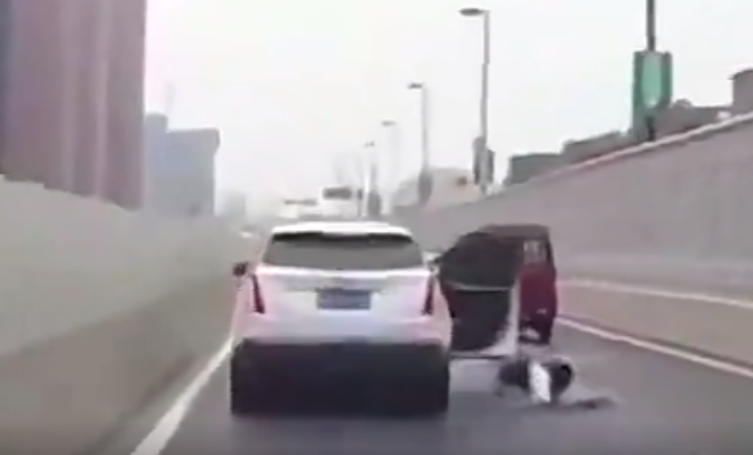 内蒙古女子因丈夫出轨与第三者厮打，第三者跳车受伤，法院判了