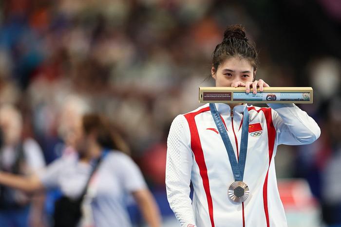 2024巴黎奥运会，在女子100米蝶泳决赛中，中国游泳选手张雨霏遭逆转，最终以5