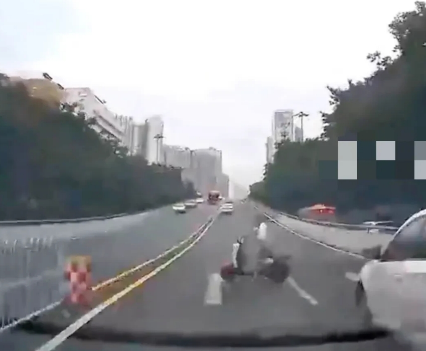 一个京东快递小哥，因为经常收发快递，比较熟了，找他发货，他说他已经辞职了，好奇问