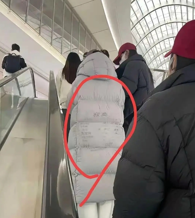 出门不能乱坐公共座椅了
