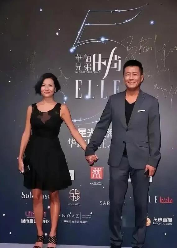 看这对夫妻，手牵手多恩爱，
男人是江珊的前夫，有名的老戏骨。如今60了，还是那么