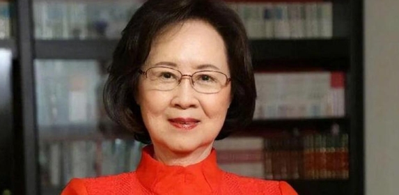 筹拍《青青河边草》时，陈红说：不管给多低的片酬，我都愿意演女二华又琳。但琼瑶一点