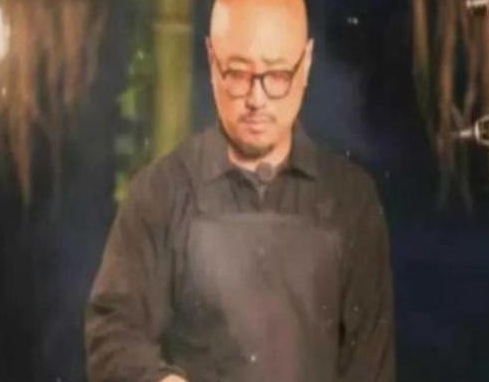 在娱乐圈明星纷纷开店“割韭菜”的大环境下，徐峥显得格外与众不同。2009年，他豪