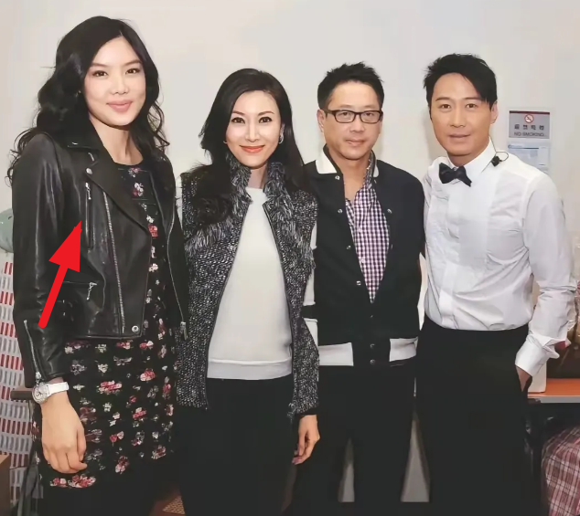 没想到黎明前妻乐基儿块头这么大，甚至比两个李嘉欣都大