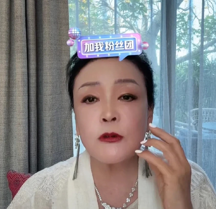 张兰开启了直播，开场前说了些真心话。

1，嘴巴受伤了，口腔内部红肿破皮，所以现