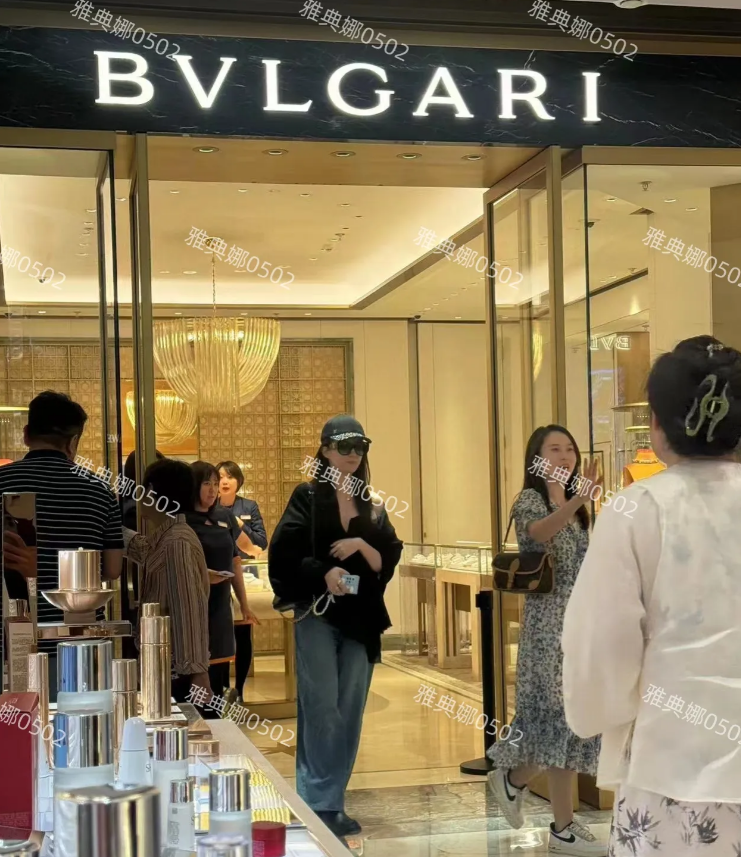 北京SKP偶遇刘亦菲，本人身材高挑皮肤白比电视上瘦好多，打扮休闲状态松弛素颜也特