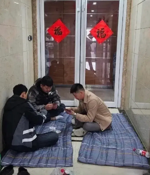 被人欠债，带着人上门要债是否合法不能一概而论，要视具体情况而定：

合法情况：如