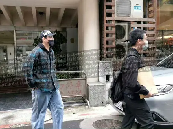 顶流男星戴手铐被押上警车！