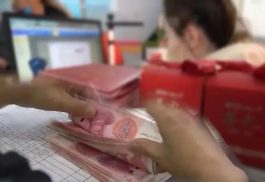 “太炸裂！”一名女子怀孕9个月，想给腹中胎儿落户上海，于是找了一个63岁的上海男