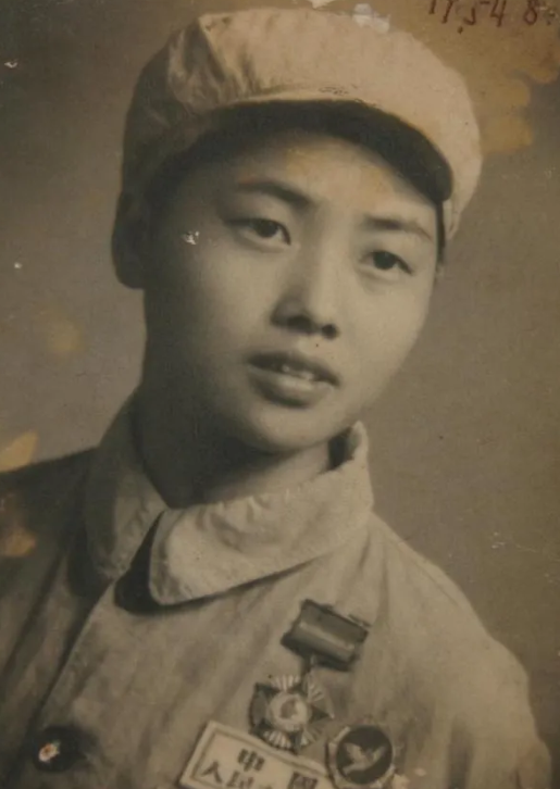 1951年，抗美援朝中，女护士被美军的炮弹炸瞎了双眼，当场晕厥。醒来后，她听到美