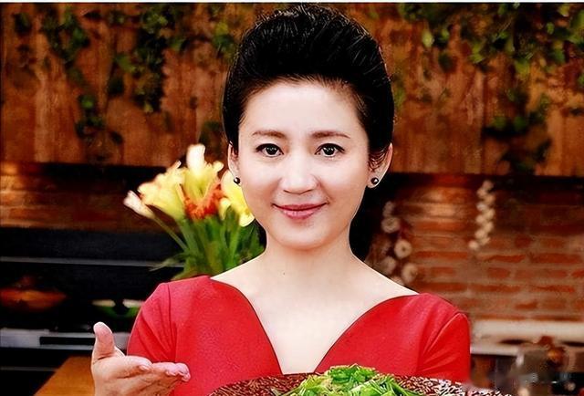 王小丫：余生好好走，病床上19字留言催人泪下，如今56岁无儿无女（毕福剑退休拿多少钱）-第1张图片-九妖电影