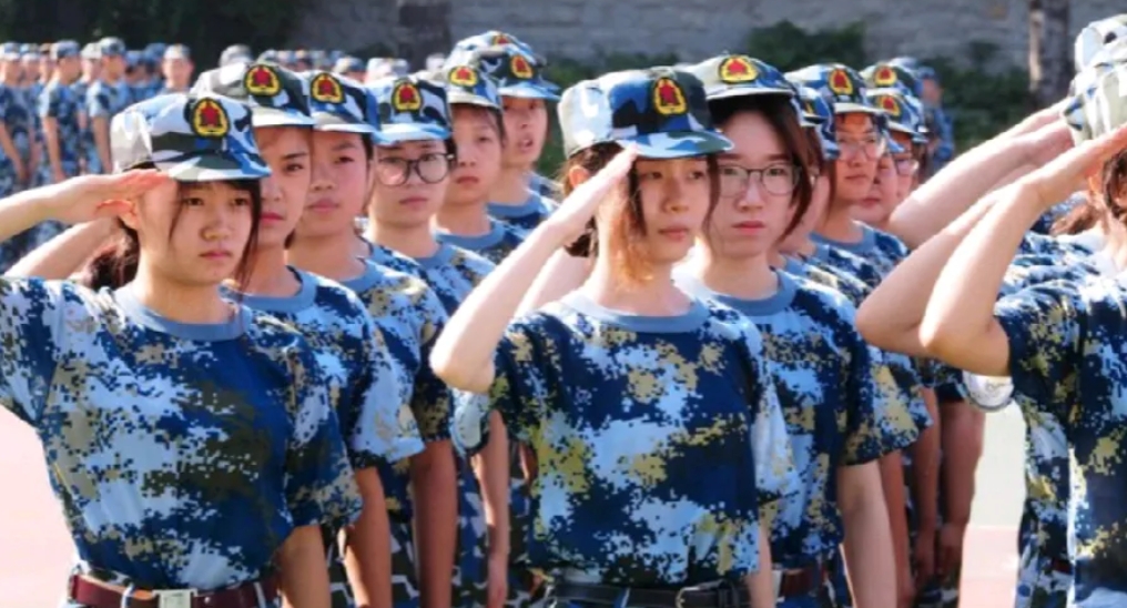 学生军训有没有必要
这两天看见网上学生军训，把孩子晒得特别黑，甚至还有晕倒的，我