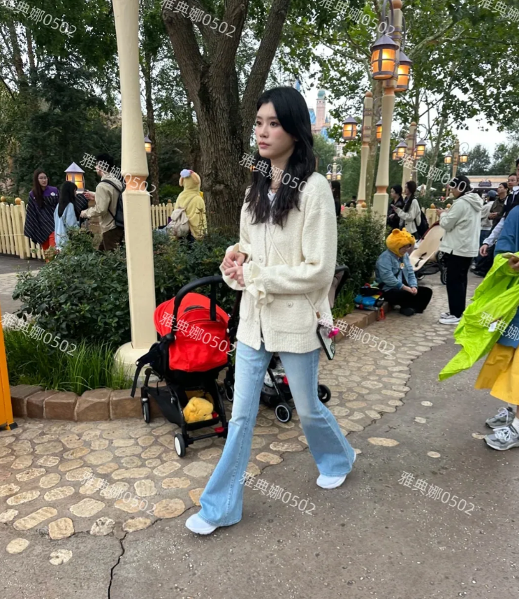 上海迪士尼偶遇何猷君奚梦瑶一家，奚梦瑶不愧是超模本人又高又瘦又白，站在人群里太显