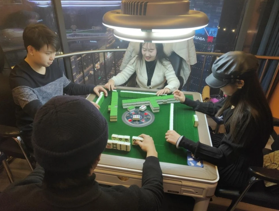 湖北，一女子和丈夫，以及亲友6人开了一间房打麻将，中途上浴室洗澡时，发现热水器没