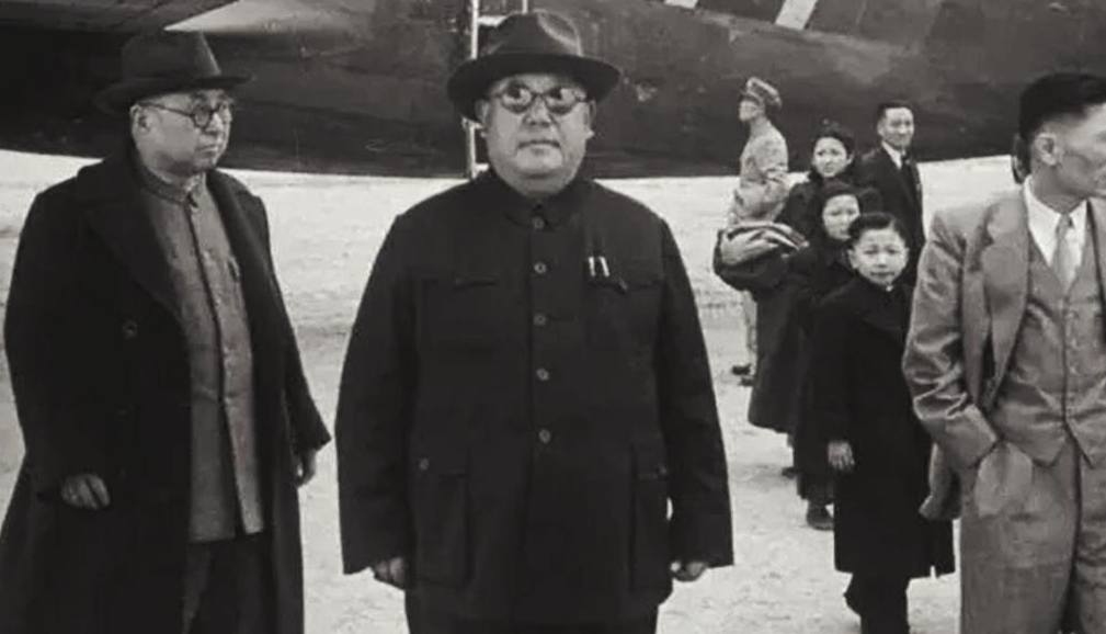 1949年10月。老蒋来看告病的马鸿逵。马竟跪地抱蒋痛哭。接着马又接到一通知，看