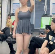 在地铁上，有一位美女乘客展现出了一幕令人尴尬的场景。尽管车厢内有许多空座位供她选