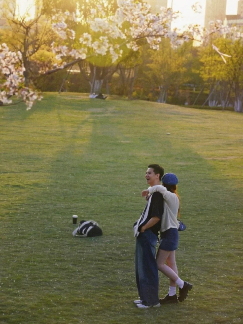 春与她💐
被路人小姐姐抓拍的幸福一刻💗