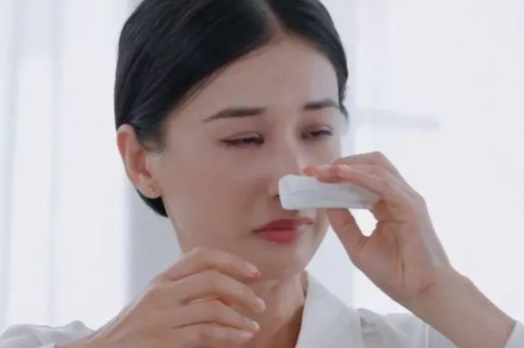 黄圣依现在的眼睛里终于有光了，因为她现在有个人财产了！不像之前在节目里，每次看她
