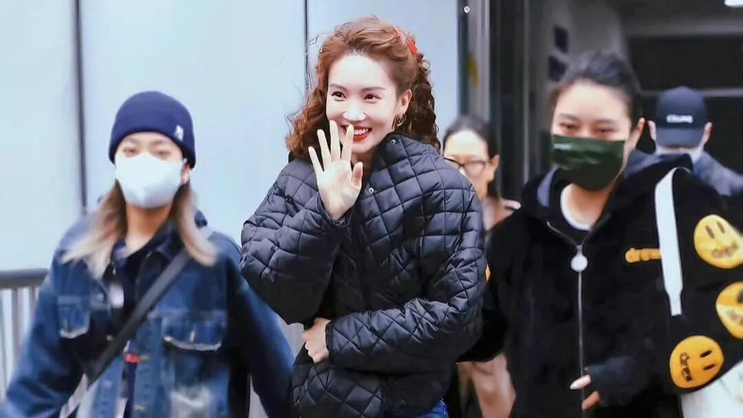 34岁金晨增肥后气质大变，羊毛卷加紧身裤美回18岁，机场生图曝光