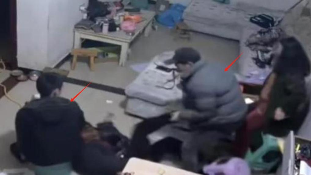 父亲正月暴打女儿，身体多处淤青，女孩回到学校，发誓会自食其力