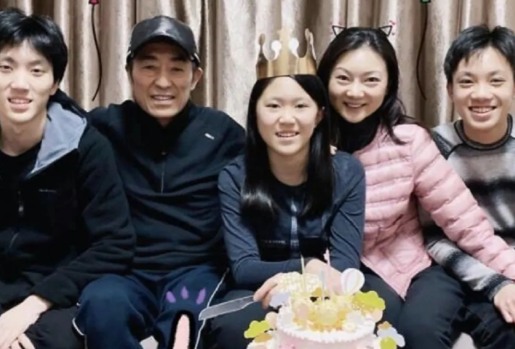 张艺谋的三段情和四个孩子

1，前妻:肖华，是一名作家，代表作《往事悠悠》，两人