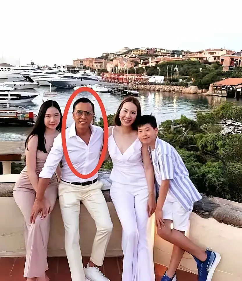 甄子丹事业有成，儿女双全，老婆孩子热炕头，妥妥的人生赢家啊！不过，照片里哪个是妈