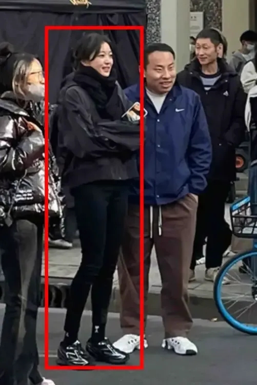 孙千真实比电视里好看一万倍，身材高挑，一米七几的身高在人群中好亮眼，大长腿真让人