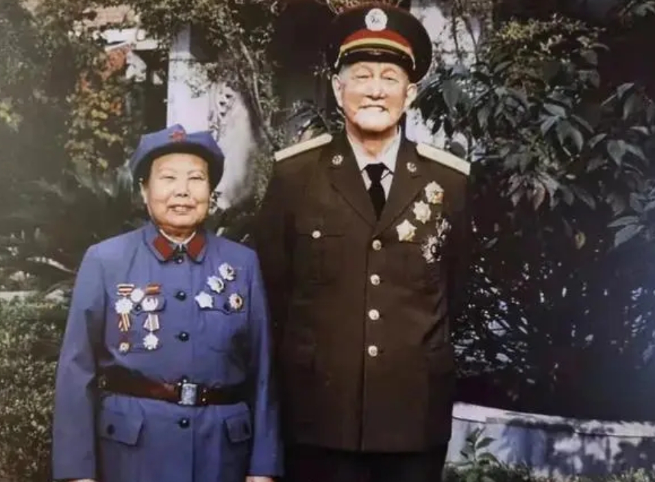 1936年，洪学智看上了女兵张文。谁知，张文却嫌弃洪学智满脸麻子，本想婉言谢绝，