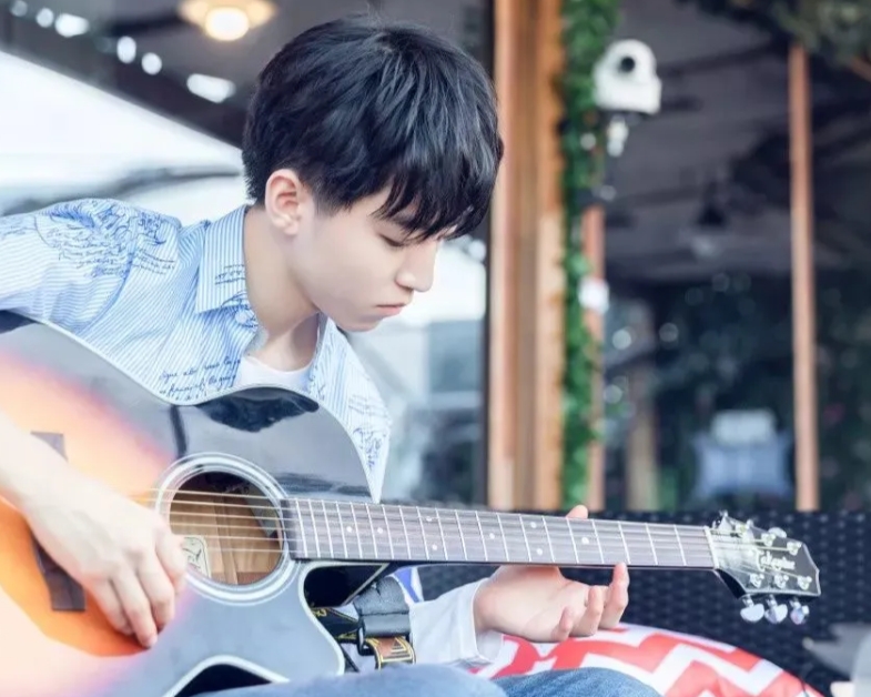 王俊凯20岁生日庆典：与粉丝共度欢乐时光