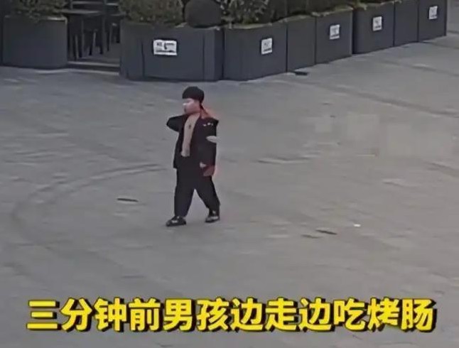 小男孩在购物中心被烤肠卡住喉咙，面临窒息危险的情景，引发了广泛关注。事件发生在一