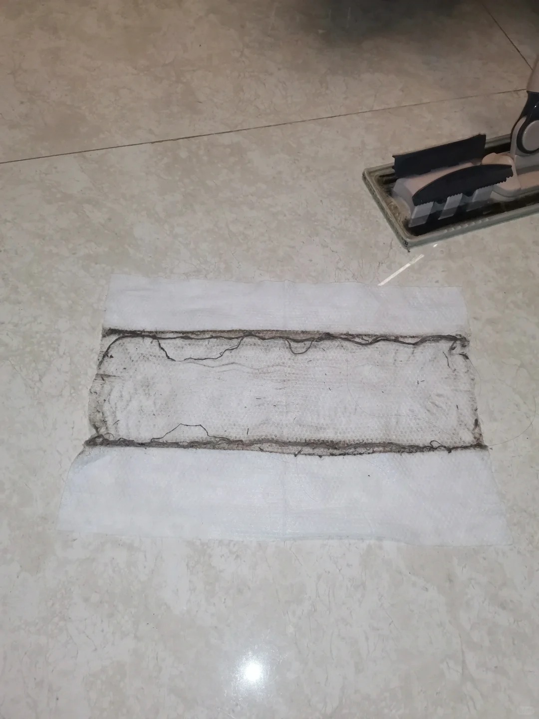 我每天都在拖地，但是每天都很脏
图1是2个房间加1个小阳台，图2是客厅， 我家小