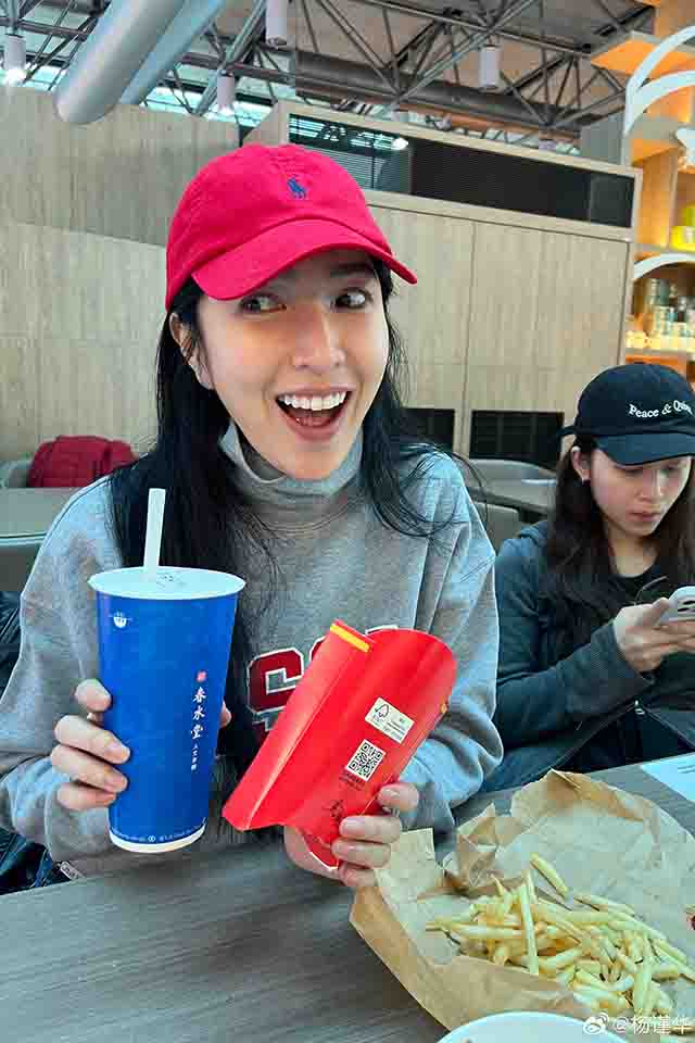 生活中的杨谨华，相比《华灯初上》的雍容，多了一丝可爱俏皮。