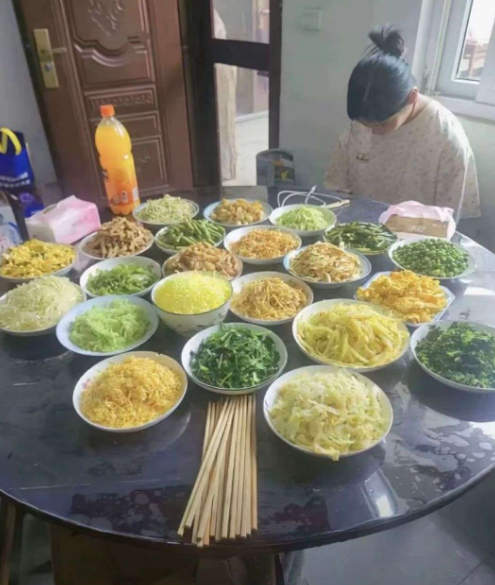 丈母娘给我炒了一桌子菜，这是认可我了吗
