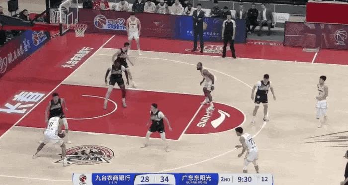 钉板大帽！贝兹利这球被冒傻了！
在今天吉林和广东的第二节比赛比赛中，贝兹利底线转