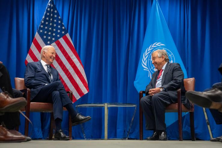 没想到联合国秘书长古特雷斯与美国总统拜登见面时这么拘谨。

古特雷斯十指交叉放在