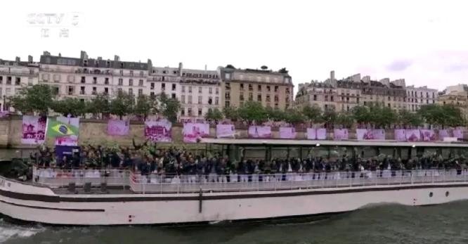 巴黎奥运会开幕式八个没想到

1.中国队入场的时候，竟然没有像别的队伍那样单独坐