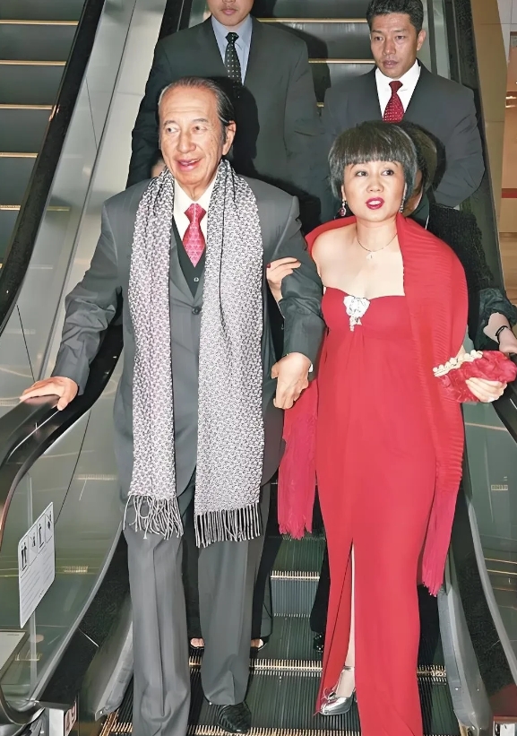 这是年轻的梁四太，20岁就来澳门发展了，样貌和身材都是天花板级别，女人味十足，自