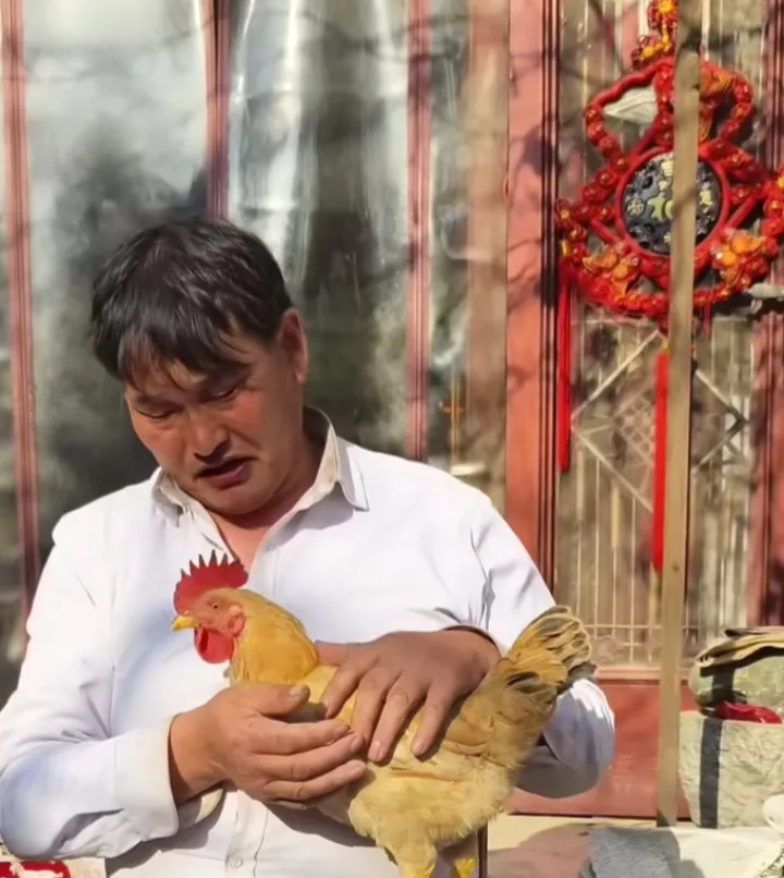 8月24日那天，大衣哥的老婆，大衣嫂火了。她一把抓起一个坐在家里的中年女人，连拽