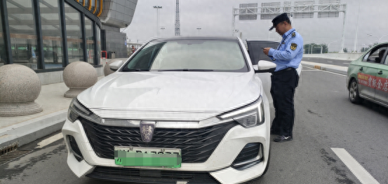 在暑期出行旺季来临之际，宝应县交通综合行政执法大队持续加强对高铁站，汽车客运站等