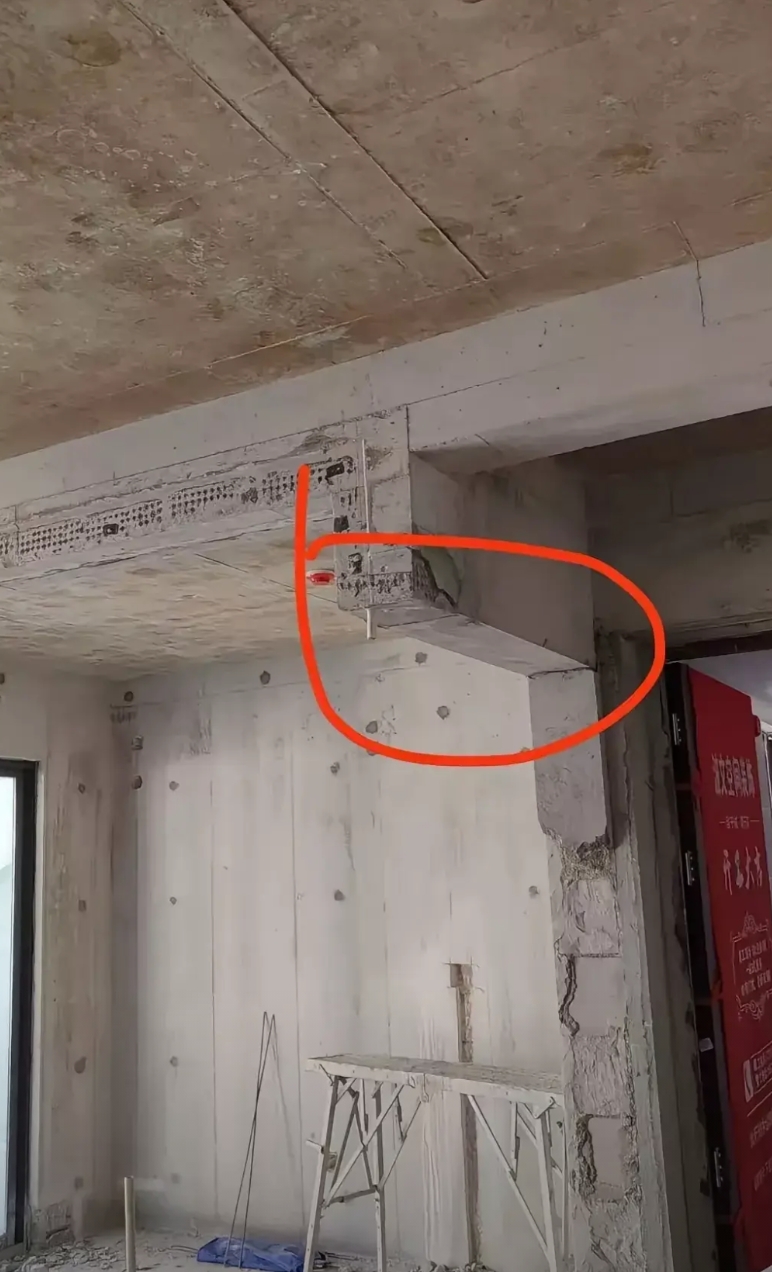 这根横梁我想砸掉，大家帮忙看看可不可以砸？因为我看它是悬空的，应该是不起任何作用