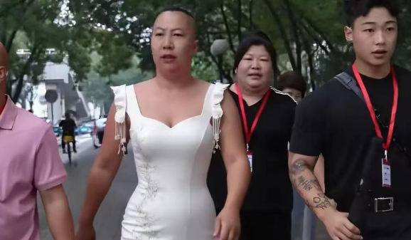 看来东北雨姐打扮一下还是挺好看的嘛
