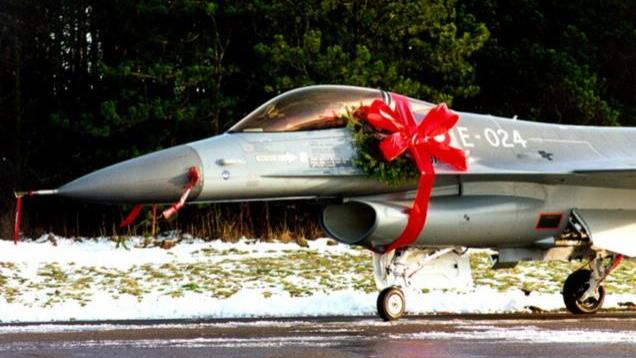 比枭龙便宜一半，阿根廷购买24架F16，终于向英国屈服