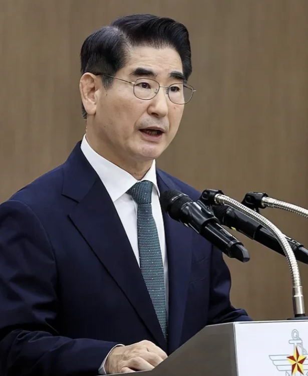 突发消息！韩国防长金龙显向尹锡悦主动提交辞呈，金龙显表示，对于紧急戒严令下达后韩