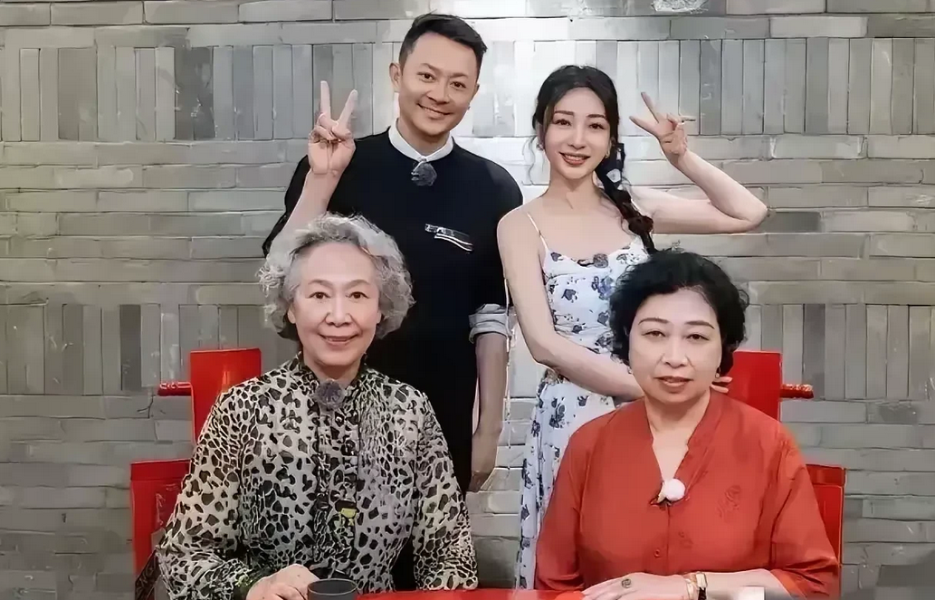 柳岩与印小天见家长，疑好事将近
这两人好像八竿子打不着，怎么也成一对啦？
昨天，