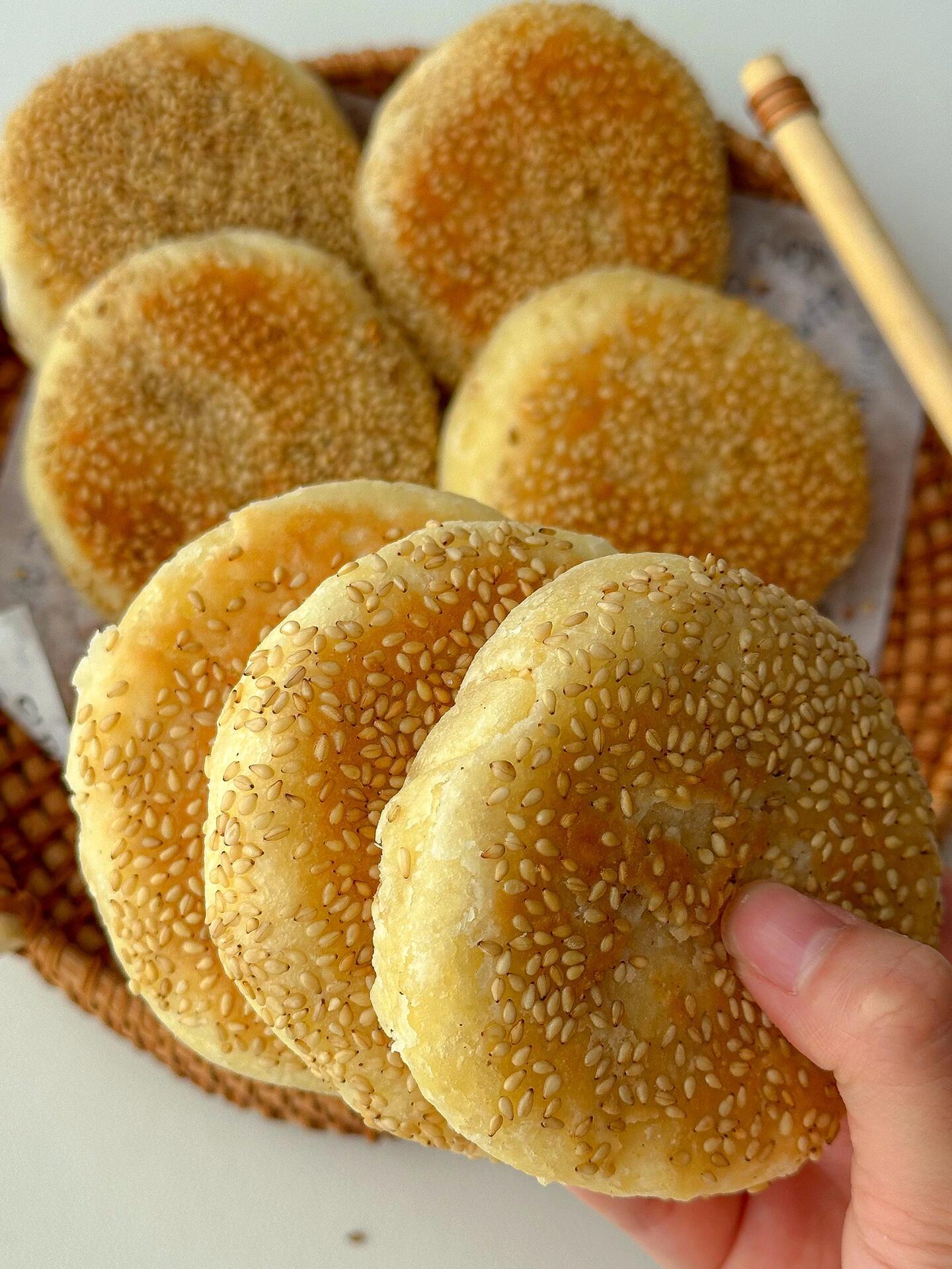 这个油酥烧饼也太好吃了吧，完全吃不够
巨简单的油酥烧饼来了，外酥里软层次多，比买