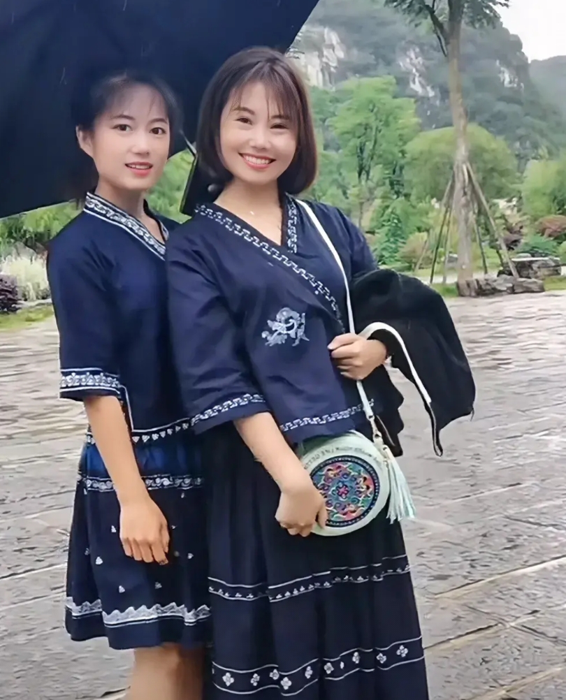 杨妞花曾说最感谢两个人！
第一就是她旁边这位小美女
这位小美女是她寻亲找家的重要