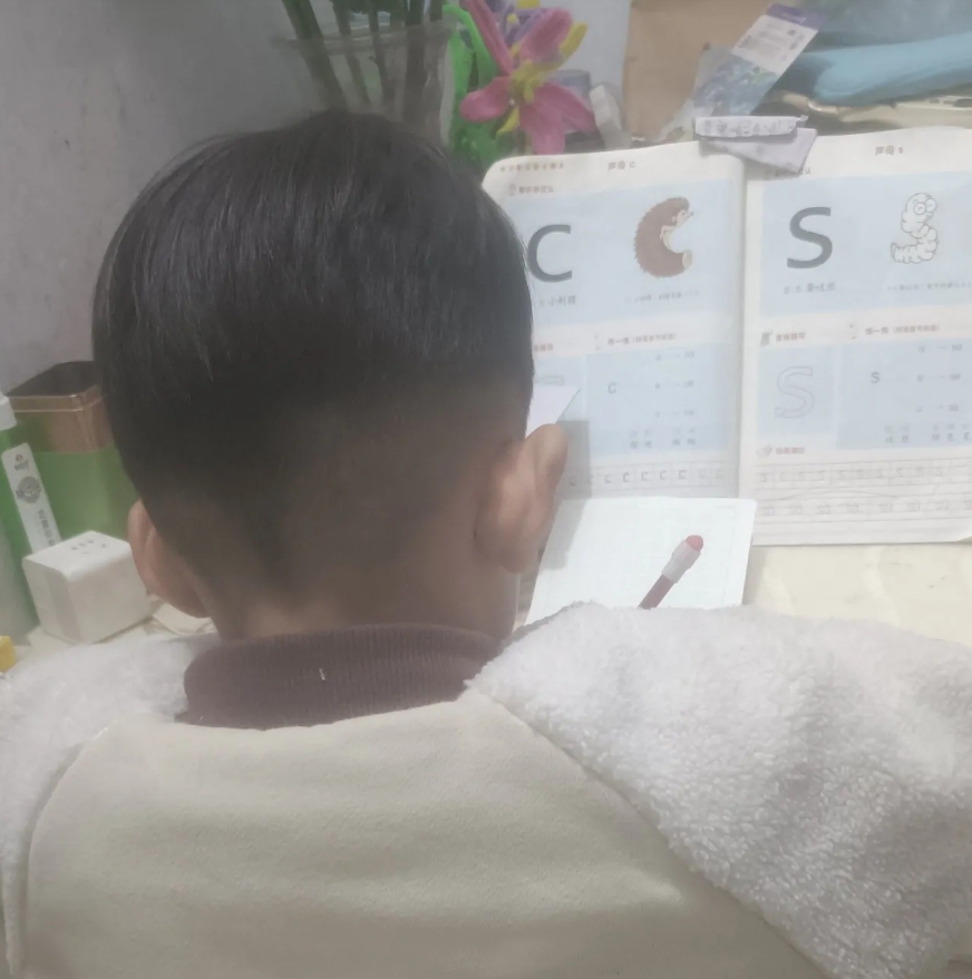 是不是有些孩子天生就是学霸？晚自习接闺女回来，一到家，闺女就抱怨，妈，你咋不给我